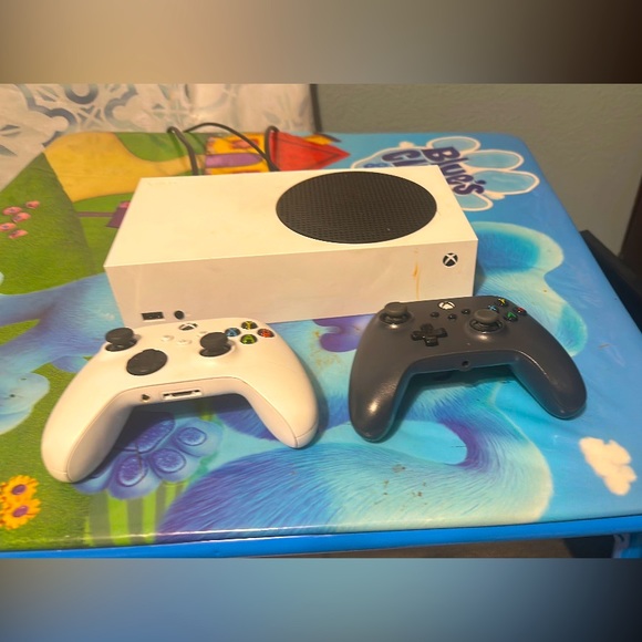 XBOX SERIES S WITH 2 CONTROLLERS